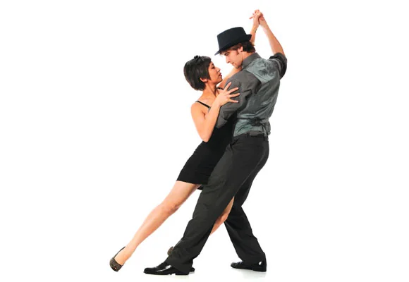 Casal praticando dança