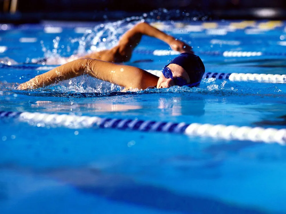 Pessoa praticando natação em piscina